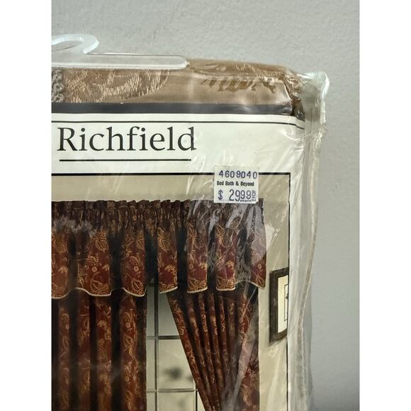 Richfield Scalloped Valance 54” W X 20” L (137 CM X 50 CM) New - Picture 3 of 4